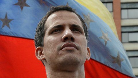 Juan Guaidó se juramentó como "presidente encargado" en oposición del presidente Nicolás Maduro.