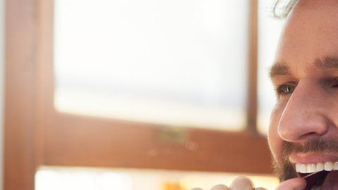 La enfermedad de las encías podría estar vinculada con el Alzheimer.