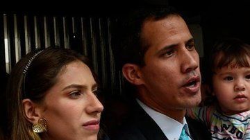 Guaidó, junto a su esposa y su hija, denunció la visita.