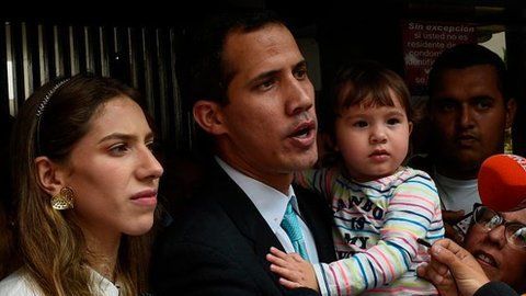 Guaidó, junto a su esposa y su hija, denunció la visita.