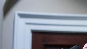 Trump felicita el año a todos, incluyendo los "medios de comunicación falsos