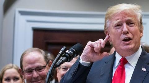 Trump felicita el año a todos, incluyendo los "medios de comunicación falsos