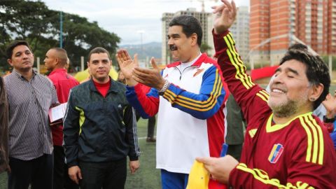 Nicolás Maduro y el exfutbolista argentino Diego Armando Maradona durante un acto oficial en Caracas (Venezuela).