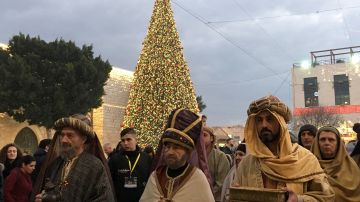 Los Reyes Magos visitan Belén, en Cisjordania.
