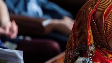 La representante demócrata Ilhan Omar sostiene a su hijo en brazos antes del inicio del 116º Congreso estadounidense.