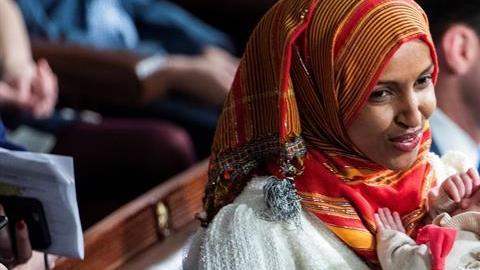 La representante demócrata Ilhan Omar sostiene a su hijo en brazos antes del inicio del 116º Congreso estadounidense.