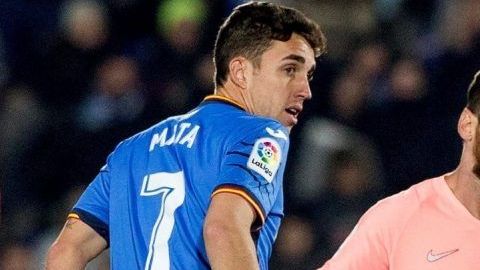 Lionel Messi y el delantero del Getafe, Jaime Mata  durante el Barcelona -Getafe.