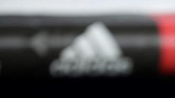 El centrocampista del Real Madrid Isco Alarcón mira su futuro desde el banquillo.