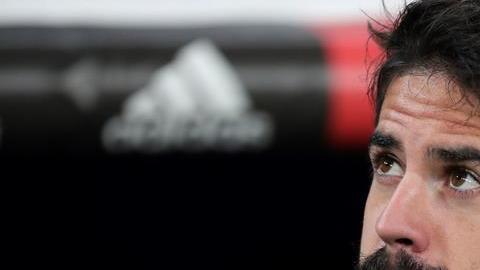 El centrocampista del Real Madrid Isco Alarcón mira su futuro desde el banquillo.
