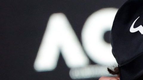 El español Rafael Nadal avanzó en el Australian Open tras cuatro meses de inactividad.