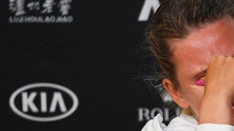 La tenista bielorrusa Victoria Azarenka rompió en llanto tras su eliminación del Abierto de Australia.
