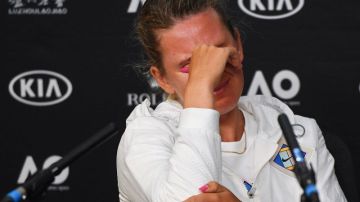 La tenista bielorrusa Victoria Azarenka rompió en llanto tras su eliminación del Abierto de Australia.