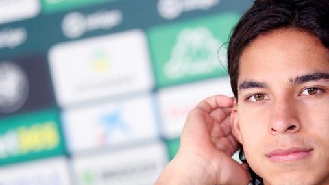 Diego Lainez debutó el fin de semana con el Real Betis