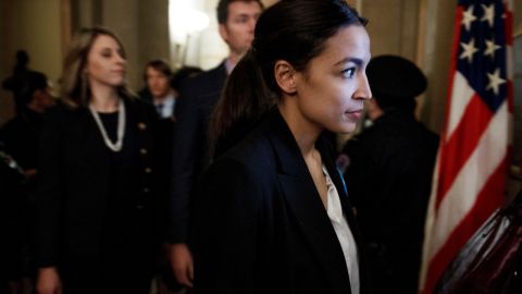 Ocasio-Cortez entrando en la oficina del líder de la mayoría del Senado, Mitch McConnell