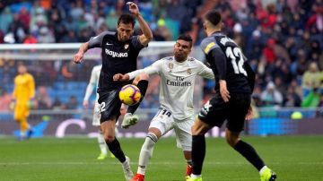 Casemiro disputa un balón en el duelo entre Real Madrid y Sevilla