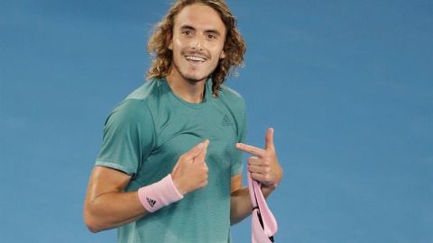 El tenista griego Stefanos Tsitsipas eliminó a Roger Federer del Abierto de Australia.