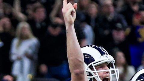 El pateador de Los Angeles Rams Greg Zuerlein celebra el pase al Super Bowl.