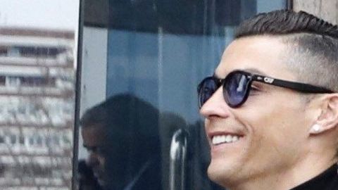 Cristiano Ronaldo sonríe a su salida de los juzgados en Madrid.