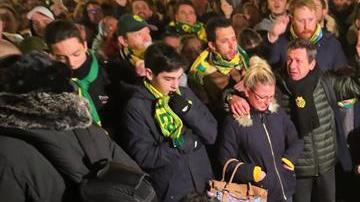 Cientos de aficionados le rinden tributo al futbolista argentino Emiliano Sala