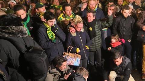 Cientos de aficionados le rinden tributo al futbolista argentino Emiliano Sala