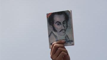 El presidente del Parlamento venezolano, Juan Guaidó, anunció hoy en Caracas, Venezuela, que asume las competencias del Ejecutivo.