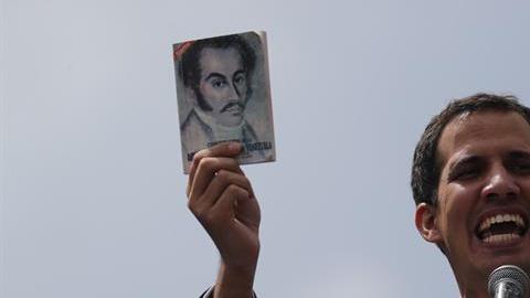 El presidente del Parlamento venezolano, Juan Guaidó, anunció hoy en Caracas, Venezuela, que asume las competencias del Ejecutivo.