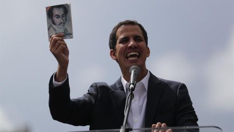 El presidente del Parlamento venezolano, Juan Guaidó, anunció hoy en Caracas, Venezuela, que asume las competencias del Ejecutivo.