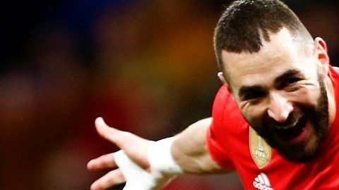 El delantero francés del Real Madrid Karim Benzema celebra su gol 207 como merengue.