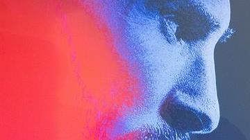 El director Mukhtar Omar Sharif Mukhtar posa junto a uno de los anuncios del Circo