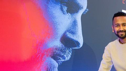 El director Mukhtar Omar Sharif Mukhtar posa junto a uno de los anuncios del Circo