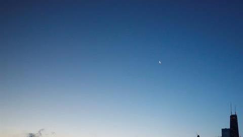 Amanecer del miércoles en el lago Michigan en Chicago, Illinois.