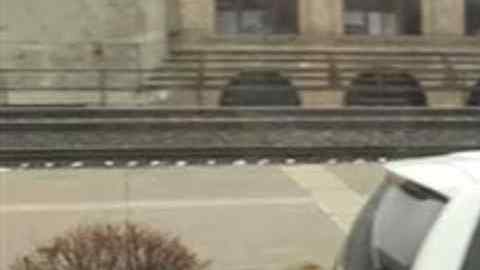 Mohanad Elshieky tomó una foto de los agentes alejándose del bus en que viajaba