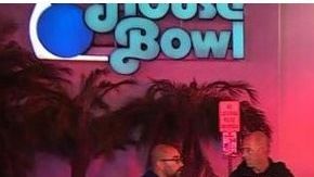 La policia afuera del local