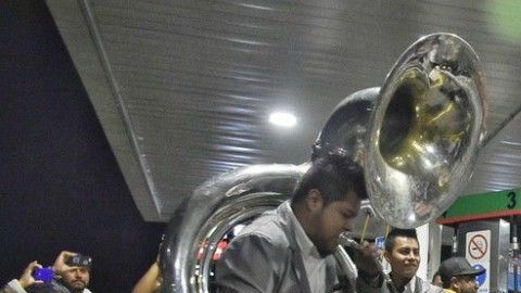 Banda de Música llega a gasolinería.