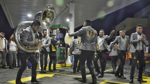 Banda de Música llega a gasolinería.