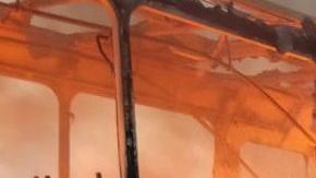 Huachicoleros incendiaron camiones en las carreteras.