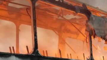 Huachicoleros incendiaron camiones en las carreteras.