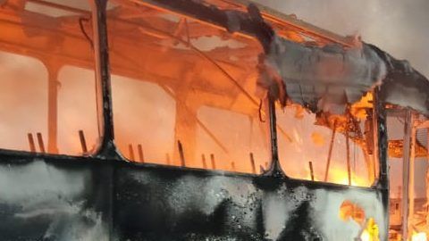 Huachicoleros incendiaron camiones en las carreteras.