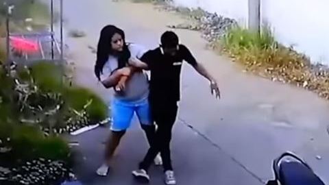 La mujer mantuvo la calma ante el mal estado de su marido.