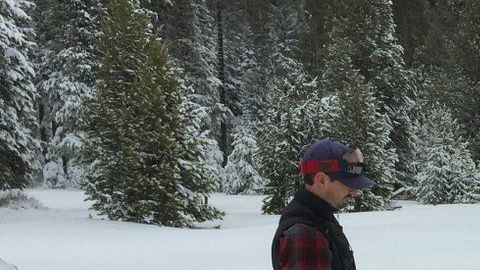 Frank Gehrke mide la profunidad de la nieve para estimar el porcentaje de agua en la Sierra Nevada el martes.