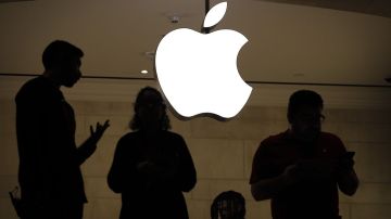La baja en ventas del iPhone provocó caída del valor de Apple, pero también arrastró a los mercados internacionales.