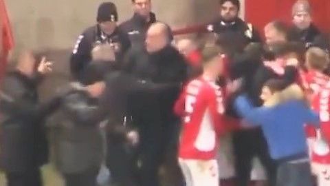 Los jugadores del Charlton festejan el gol en tiempo de compensación ante el Accrington.