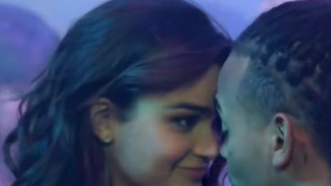 Clarissa Molina y Ozuna en una escena de “Qué León”.