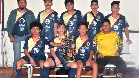 El equipo Águilas del América, campeones de Copa La Raza en Chitown Futbol. (Javier Quiroz / La Raza)