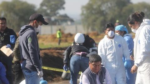 Forenses trabajan en la zona de la explosión en el estado de Hidalgo.