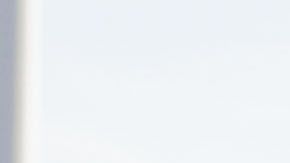 Carrie Walls muestra los dos premios: un auto y $100 mil dólares.