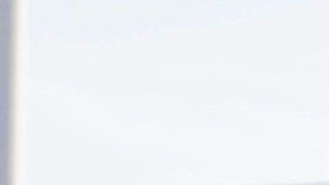 Carrie Walls muestra los dos premios: un auto y $100 mil dólares.