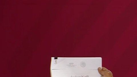 El Presidente, mientras presentaba su declaración de bienes.