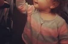 Una niña conquista con su buen humor.