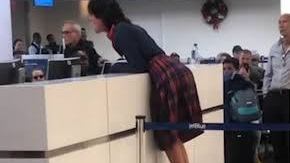 Una pasajera alterada por no poder acceder a su vuelo.